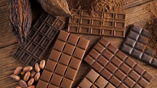 Bột cacao là nguyên liệu chính sản xuất chocolate.