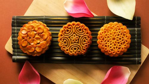 Bột mì làm bánh trung thu nướng thường là bột bánh cake, bột mì đa dụng hay bột bánh trung thu pha sẵn.